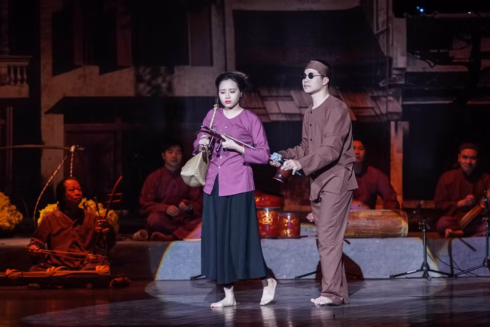 Đêm nhạc gồm 19 bài xẩm nổi tiếng được chia làm ba phần chính: xẩm xưa, xẩm đương đại và xẩm thử nghiệm kết hợp âm nhạc hiện đại. (Ảnh: Minh Sơn-Hoàng Long/Vietnam+)