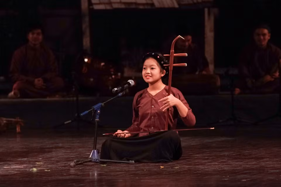 Đặc biệt cô con gái mới 16 tuổi của nghệ sĩ Quang Long dù mới học hát xẩm được 2 tháng nhưng cũng đã chinh phục các khán giả khó tính nhất. (Ảnh: Minh Sơn-Hoàng Long/Vietnam+)