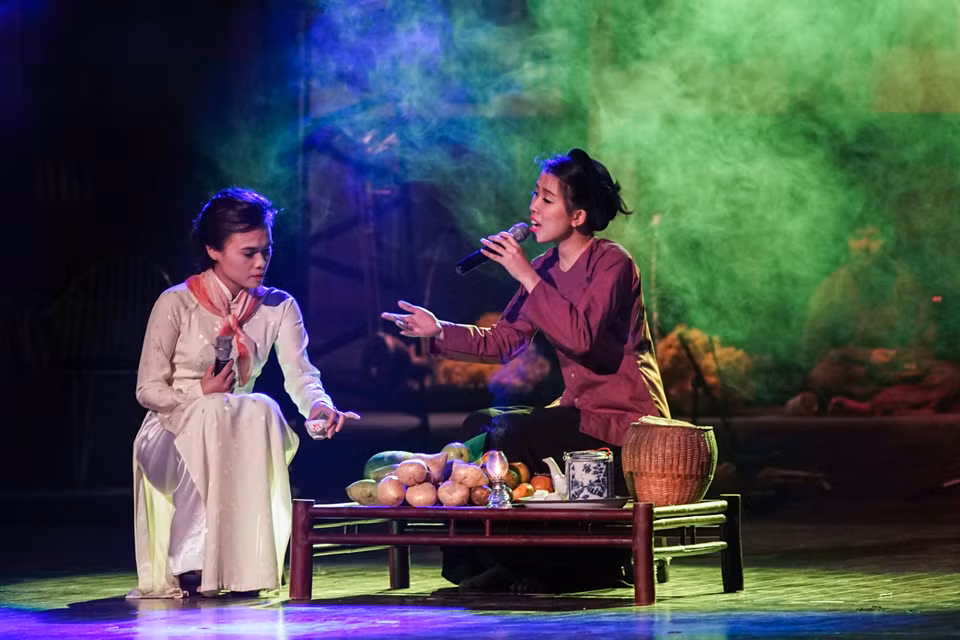 ‘Cô hàng nước’ tái hiện một không gian Hà Nội đậm chất trữ tình những năm 60 với những góc phố cổ kính, tiếng tàu điện leng keng. (Ảnh: Minh Sơn-Hoàng Long/Vietnam+)