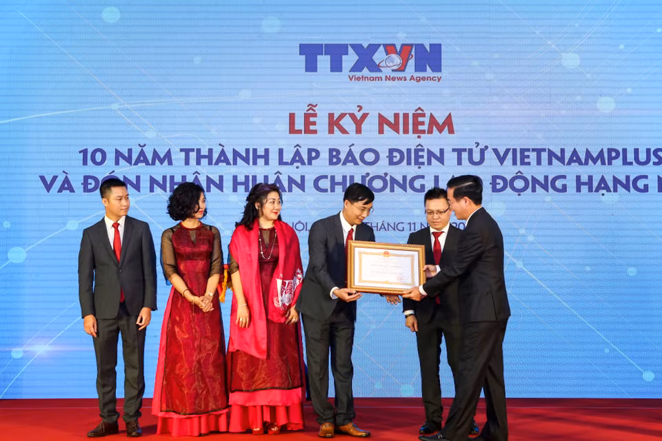 Ủy viên Bộ Chính trị, Bí thư Trung ương Đảng, Trưởng Ban Tuyên giáo Trung ương Võ Văn Thưởng thay mặt Đảng, Nhà nước trao tặng Huân chương lao động Hạng Nhì cho lãnh đạo Báo Điện tử VietnamPlus, ngày 13/11/2018. (Ảnh: PV/Vietnam+)