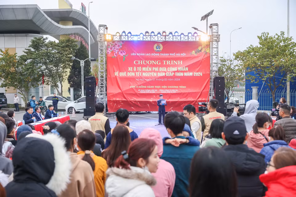 Rạng sáng 7/2 tại Khu công nghiệp Thăng Long (Đông Anh, Hà Nội), 25 chuyến xe ôtô miễn phí đã sẵn sàng đưa công nhân lao động về quê đón Tết Nguyên đán Giáp Thìn 2024. (Ảnh: Minh Sơn/Vietnam+)