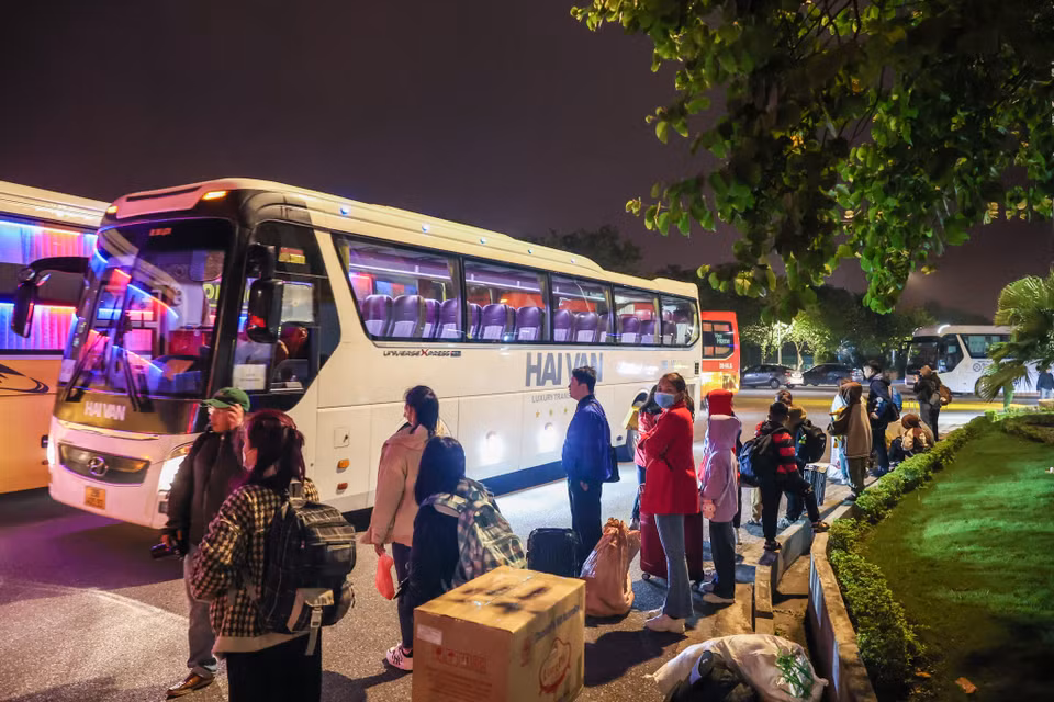 Từ 5 giờ sáng, 1.200 công nhân lao động quê ở các tỉnh Thanh Hóa, Nghệ An, Hà Tĩnh cùng gia đình đã có mặt tại sân Nhà điều hành để kịp lên những chuyến xe nghĩa tình, chuẩn bị về quê đón Tết. (Ảnh: Minh Sơn/Vietnam+)