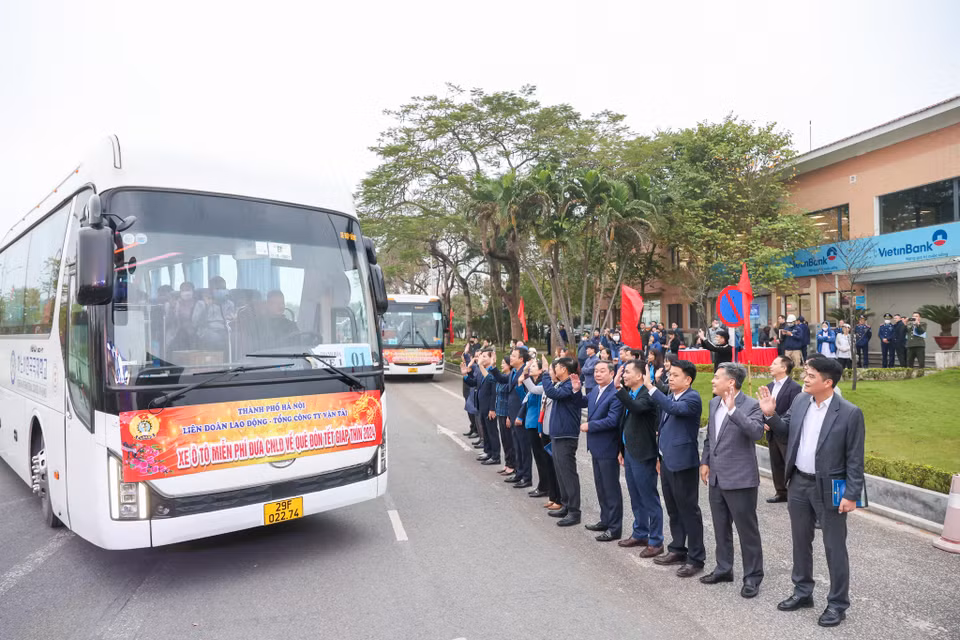 7 giờ sáng, những chuyến xe nghĩa tình của tổ chức công đoàn bắt đầu chuyển bánh, thực hiện sứ mệnh đưa công nhân lao động trở về sum họp đón Tết với quê hương, gia đình. (Ảnh: Minh Sơn/Vietnam+)
