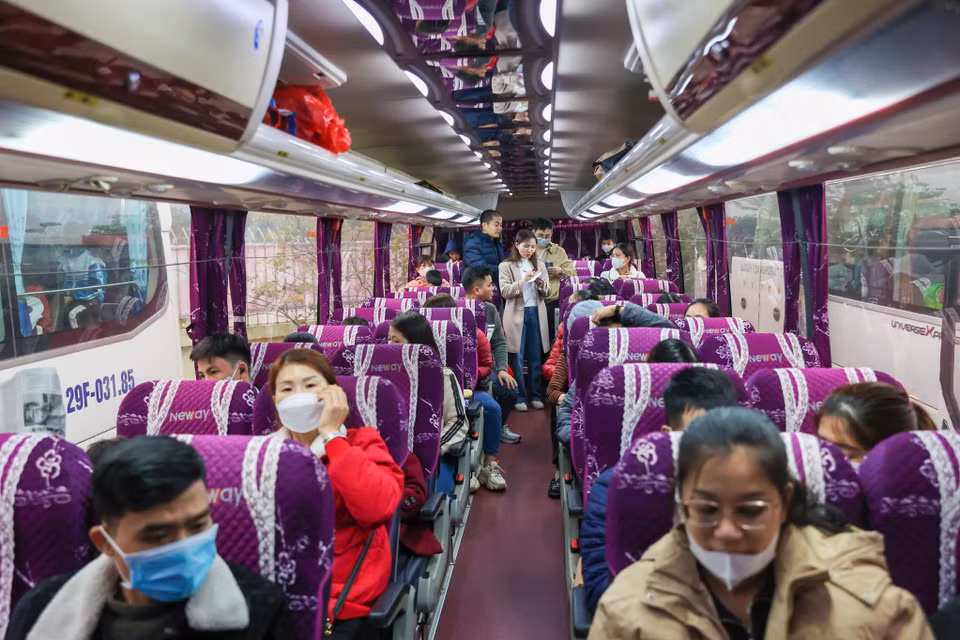 Các chuyến xe đưa công nhân lao động có hoàn cảnh khó khăn về quê đón Tết đã được Liên đoàn lao động thành phố Hà Nội tổ chức thường niên trong nhiều năm nay, thể hiện sự quan tâm, chăm lo thiết thực của tổ chức Công đoàn với đoàn viên, người lao động trong mỗi dịp Tết đến, xuân về. (Ảnh: Minh Sơn/Vietnam+)