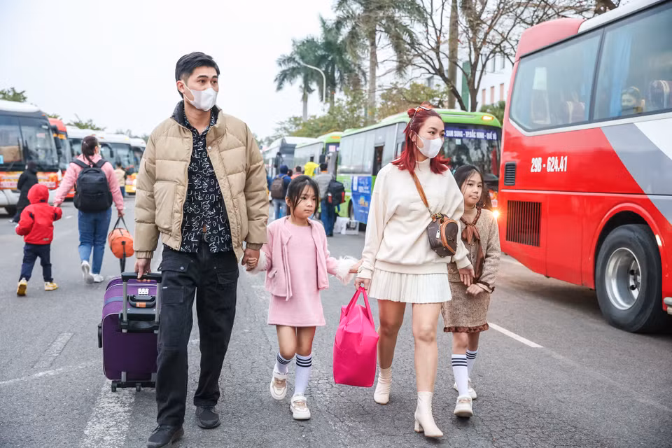 Liên đoàn Lao động thành phố Hà Nội hỗ trợ vé bằng tiền cho 5.000 đoàn viên, người lao động có hoàn cảnh khó khăn với các mức: 500 nghìn đồng/người cho 2.000 công nhân lao động quê Nghệ An, Hà Tĩnh; 300 ngàn đồng/người cho 3.000 công nhân lao động quê Thanh Hóa; Hà Giang, Điện Biên, Lai Châu, Sơn La, Cao Bằng, Lào Cai, Bắc Cạn, Tuyên Quang, Yên Bái, Lạng Sơn… (Ảnh: Minh Sơn/Vietnam+)