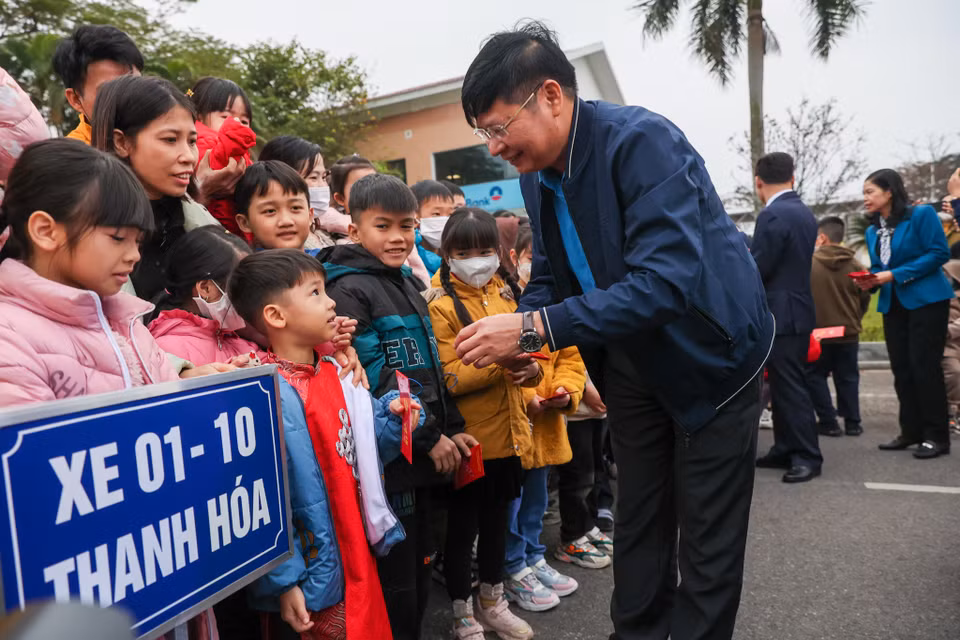 Các lãnh đạo Tổng Liên đoàn lao động Việt Nam, thành phố Hà Nội và Công đoàn Thủ đô tặng lì xì cho con em các công nhân. (Ảnh: Minh Sơn/Vietnam+)