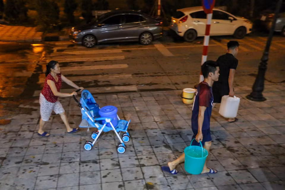 Ngoài việc lấy nước từ các xe téc, thành phố Hà Nội cho biết người dân có thể chủ động lấy nước sạch miễn phí tại 4 điểm của Công ty nước sạch Hà Nội ở Nhà máy nước Hạ Đình, Nhà máy nước Pháp Vân, Nhà máy nước Hoàng Mai và Nhà máy nước Quỳnh Mai. (Ảnh: Minh Sơn/Vietnam+)