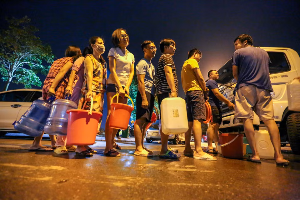Những người dân tại đây cho hay, họ nhận thấy nước sinh hoạt có mùi lạ nên không dám sử dụng để ăn, uống mà chỉ để tắm rửa. Đến ngày 16/10, nước mới chính thức bị cắt. (Ảnh: Minh Sơn/Vietnam+)
