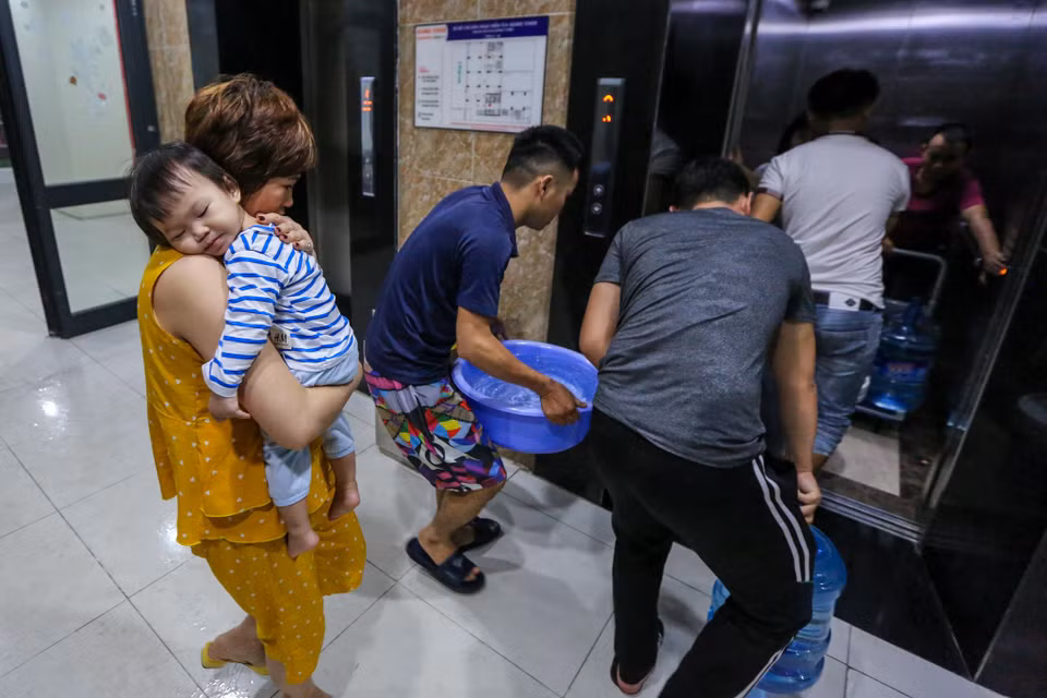 Không chỉ ở tòa chung cư Gemek Tower, nhiều cộng đồng dân cư khác trên thành phố Hà Nội cũng đang xảy ra tình trạng thiếu nước sạch sinh hoạt trầm trọng. (Ảnh: Minh Sơn/Vietnam+)