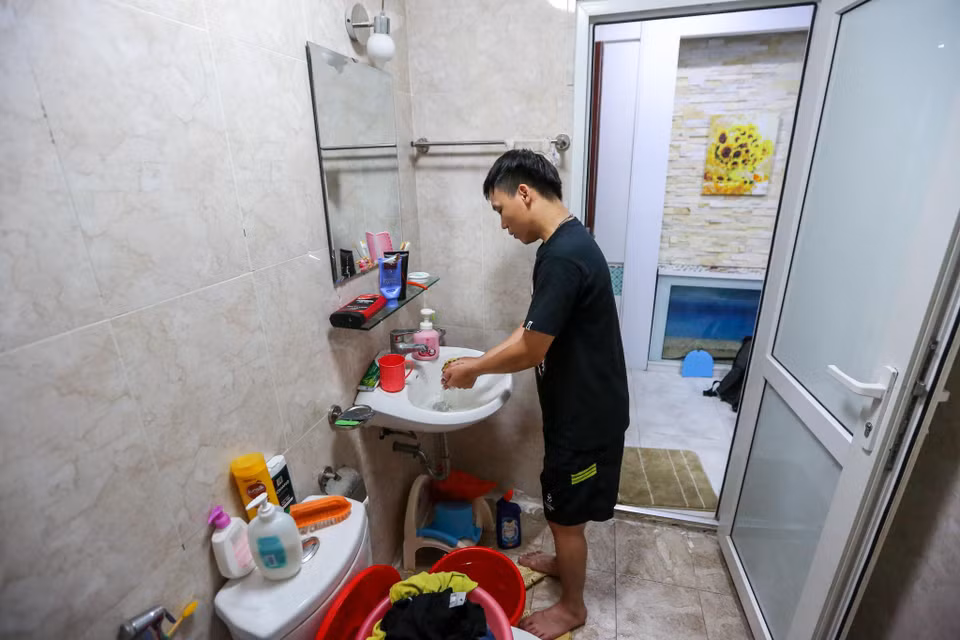 Anh Dương, một người dân sống tại tầng 8 tòa nhà Gemek Tower cho hay, anh chỉ dùng nước để ăn uống còn việc tắm giặt anh phải lên công ty. Anh Dương cũng tỏ ra bức xúc khi cho rằng, mặc dù là nước sạch nhưng vẫn bị đục. (Ảnh: Minh Sơn/Vietnam+)