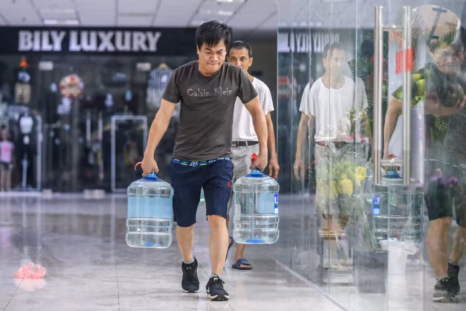 Mỗi xe trung bình chỉ chở được khoảng 7 khối nước sạch nên chỉ phục vụ nhu cầu rất nhỏ của người dân nơi đây. (Ảnh: Minh Sơn/Vietnam+)