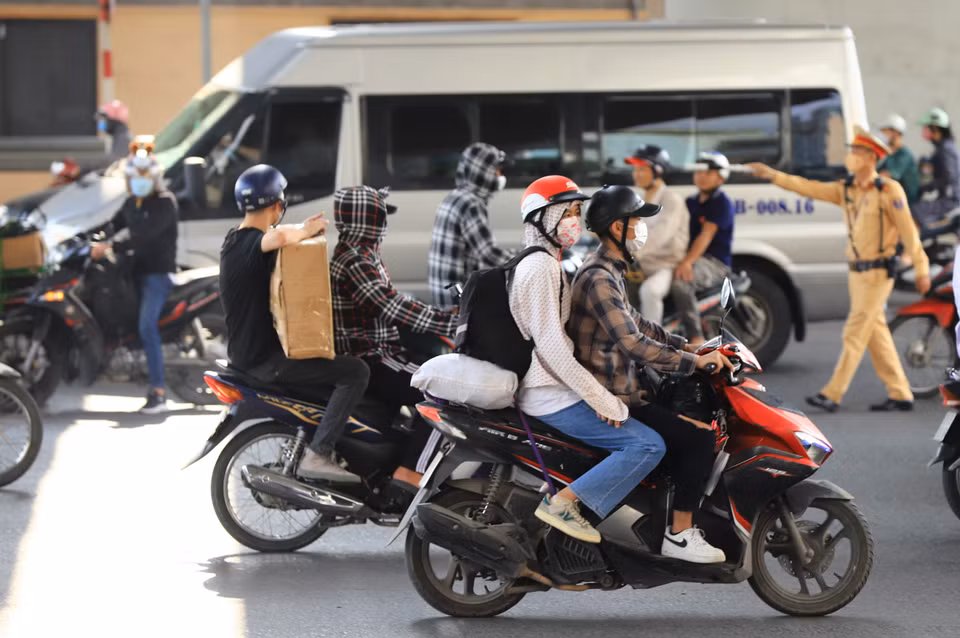 Người dân hối hả quay lại thành phố để bắt đầu làm việc vào ngày mai 4/5. (Ảnh: Hoài Nam/Vietnam+)