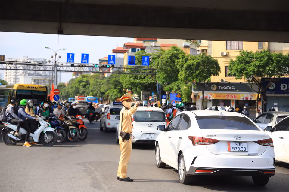 Lực lượng chức năng liên tục điều tiết để tránh xảy ra ùn tắc. (Ảnh: Hoài Nam/Vietnam+)