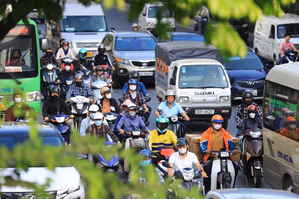 Đoạn xuống vành đai 3 trên cao khu vực ngã tư Khuất Duy Tiến, đã có tình trạng ùn ứ nhẹ. (Ảnh: Hoài Nam/Vietnam+)