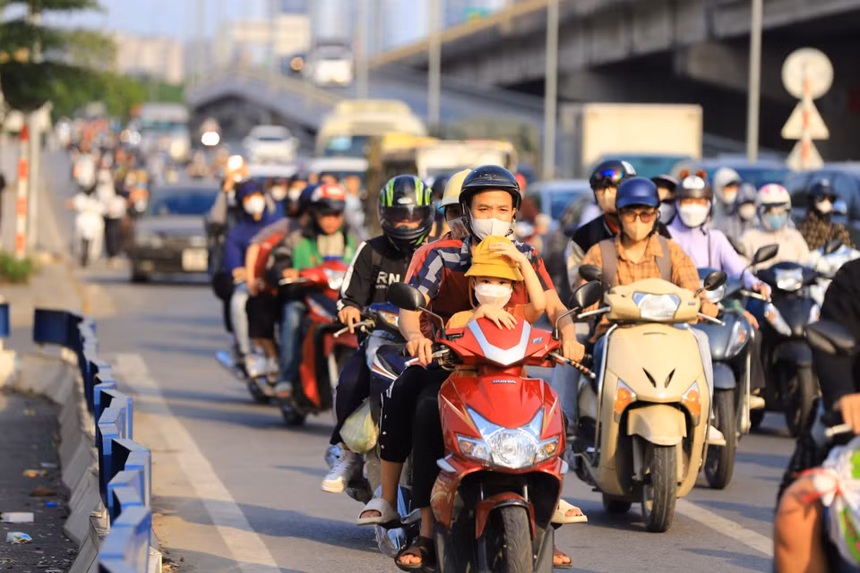 Ở nhiêu tuyến đường, giao thông hướng vào nội thành Hà Nội đông đúc, các phương tiện di chuyển chậm. (Ảnh: Hoài Nam/Vietnam+)