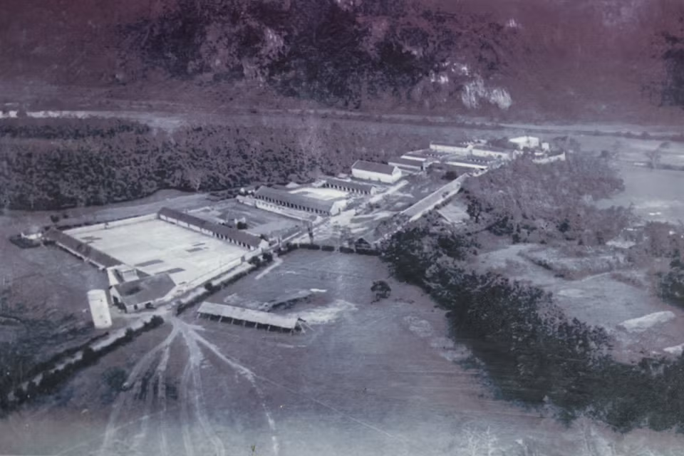 Ông Đỗ Đình Thiện đã đứng ra cho chính quyền Cách mạng Việt Nam mượn nhà xưởng, máy điện, kho bãi tại đồn điền Chi Nê của gia đình để đặt nhà máy in tiền. Toàn cảnh đồn điền Chi Nê ngày xưa được chụp từ trên máy bay. (Ảnh: Khu di tích lịch sử Nhà máy in tiền)