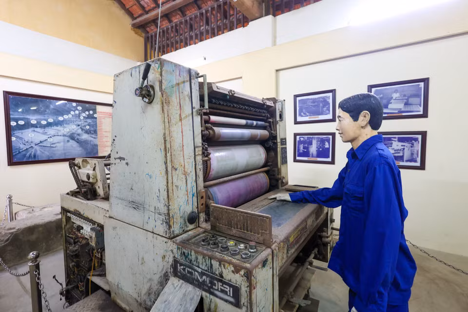 Những đồng tiền đầu tiên của Việt Nam được in ra trải qua nhiều công đoạn khác nhau. Điều đặc biệt dù đã trải qua tuổi đời gần trăm năm nhưng chiếc máy in này vẫn có thể hoạt động được. (Ảnh: Minh Sơn/Vietnam+)