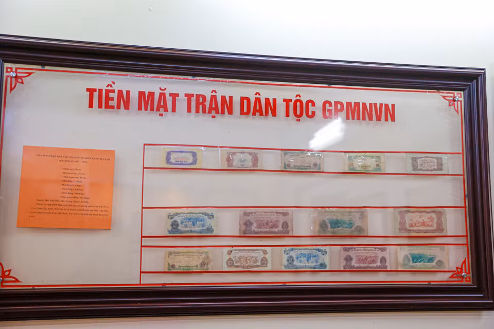 Nơi đây cũng lưu giữ những tờ tiền của các thời đại khác nhau trong thời gian từ kháng chiến chống Pháp, chống Mỹ và đến thời hiện đại. (Ảnh: Minh Sơn/Vietnam+)