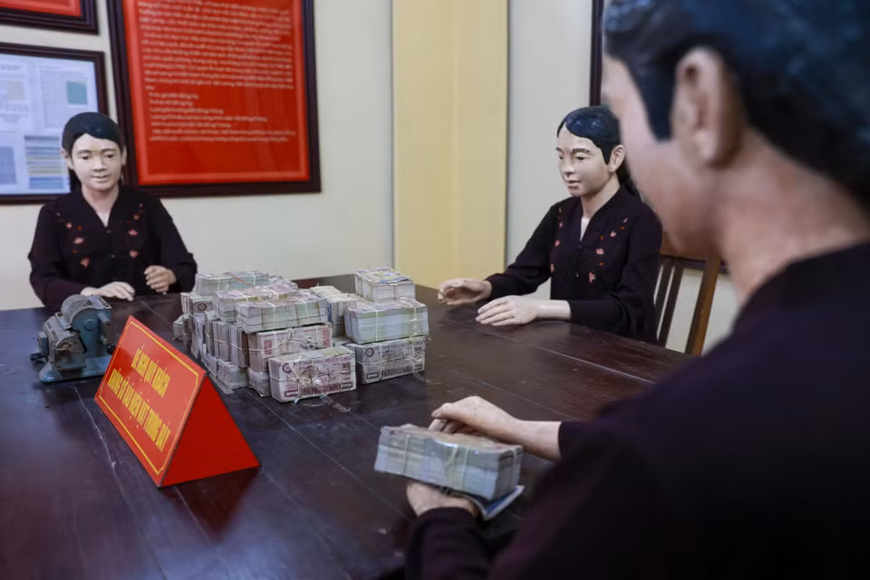 Những cọc tiền với đủ các mệnh giá được phục dựng tại xưởng in tiền tại Khu di tích Nhà máy in tiền. (Ảnh: Minh Sơn/Vietnam+)