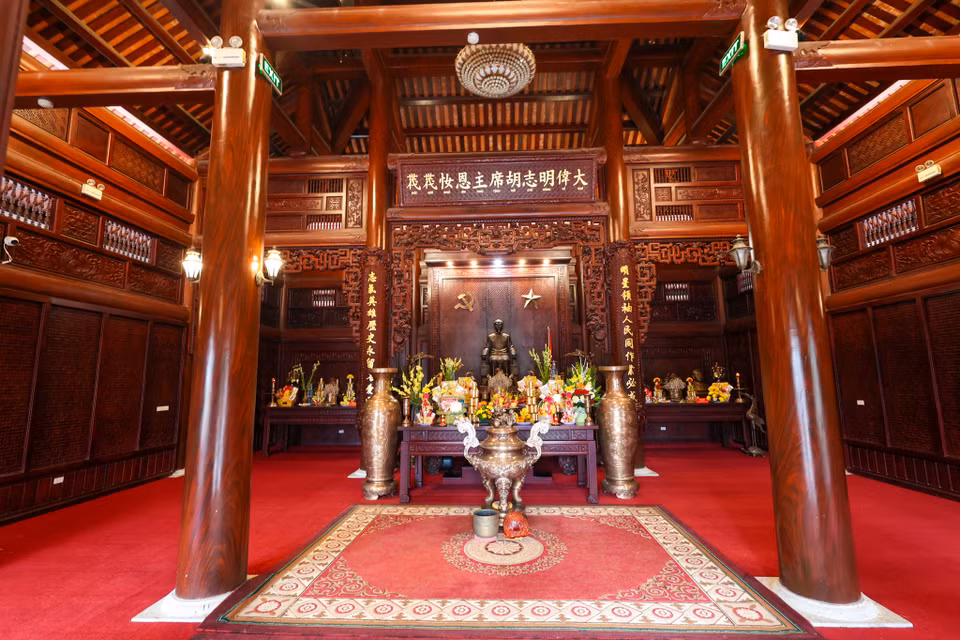 Bên trong Nhà tưởng niệm có đặt ban thờ Chủ tịch Hồ Chí Minh, ban thờ vợ chồng nhà tư sản yêu nước Đỗ Đình Thiện, những người có công và cán bộ, công nhân nhà máy in tiền tại đồn điền Chi Nê. (Ảnh: Minh Sơn/Vietnam+)