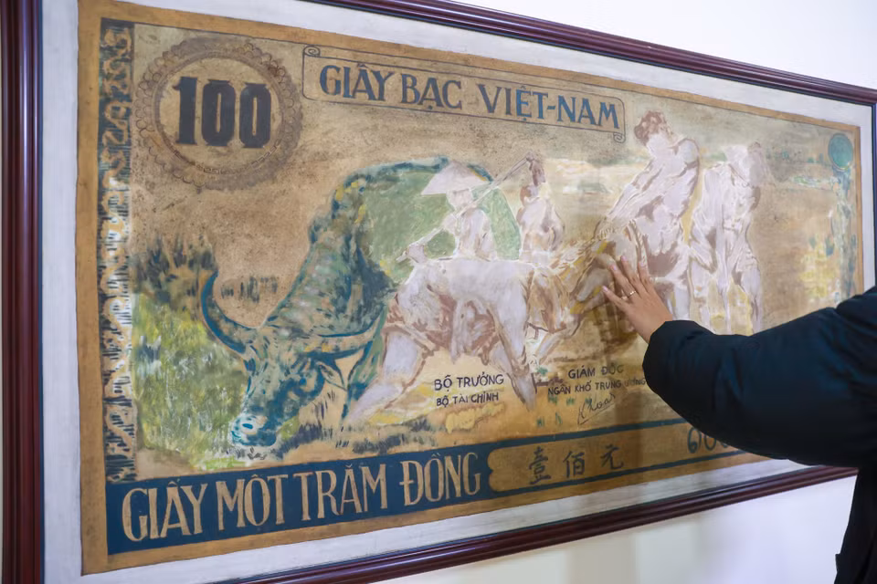 Khu di tích còn lưu giữ nhiều hiện vật, tranh ảnh, tư liệu quý liên quan đến ngành tài chính, việc thiết kế mẫu tiền các hình ảnh các chuyến công tác của lãnh đạo cấp cao của Đảng và Nhà nước những năm kháng chiến. Trong số các tư liệu, hiện vật quý có bức tranh sơn dầu phác họa nguyên mẫu đồng tiền "Con trâu xanh" do họa sĩ Nguyễn Huyến thể hiện. (Ảnh: Minh Sơn/Vietnam+)