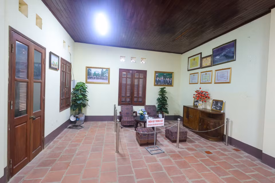 Tháng 2/1947, Bác Hồ đến thăm nhà máy in tiền và nghỉ ngơi tại đồn điền Chi Nê. Bác căn dặn các công nhân: "Đây là Nhà máy in tiền của ta, các chú cần giữ gìn cẩn thận, phải thi đua nhau làm việc để in được nhiều tiền cho cả nước tiêu dùng và công cuộc kháng chiến cứu quốc.” (Ảnh: Minh Sơn/Vietnam+)