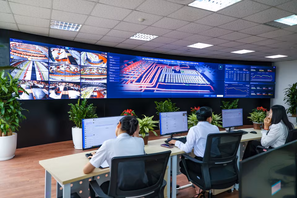 Quản lý giám sát vận hành khu tổ hợp là hệ thống NOC theo dõi hành trình của từng đơn hàng thời gian thực. Hệ thống giám sát thông minh gồm công nghệ Digital Twin, camera AI, kiểm soát trạng thái của toàn bộ hệ thống thiết bị và hoạt động khai thác hàng hóa, phát hiện và cảnh báo về các hành vi bất thường, giúp xử lý kịp thời các vấn đề phát sinh. (Ảnh: Minh Sơn/Vietnam+)