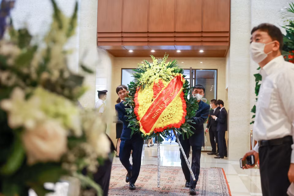 Thủ tướng Phạm Minh Chính đã đến Đại sứ quán Nhật Bản để viếng cố thủ tướng Nhật Abe Shinzo. (Ảnh: Minh Sơn/Vietnam+)