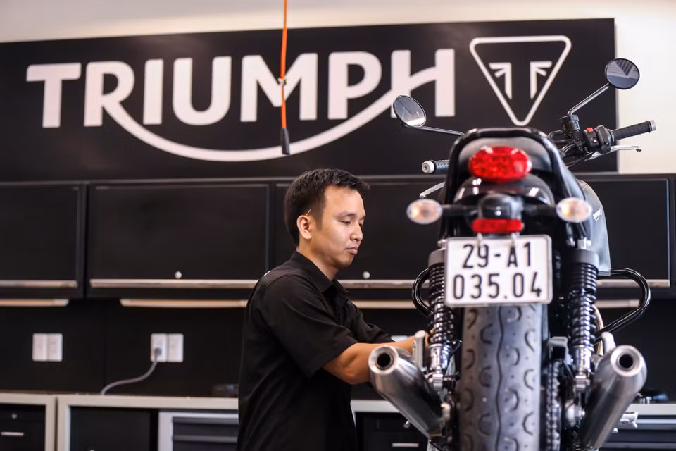 Khách hàng sở hữu dòng xe Triumph sẽ hưởng chế độ bảo hành và các dịch vụ chính hãng với đội ngũ nhân sự, kỹ thuật viên,… được đào tạo bài bản theo tiêu chuẩn của Triumph Anh Quốc. (Ảnh: Minh Sơn/Vietnam+)