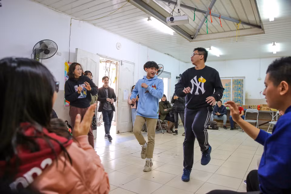 Bạn Nguyễn Quang Minh (học sinh trường Marie Curie Hà Nội) – Chủ nhiệm Dự án L’ âme chia sẻ: ‘Bản thân em đã được trải nghiệm và tham gia rất nhiều môn nghệ thuật nhưng em nhận thấy rằng không phải ai cũng có cơ hội được tiếp xúc, vì vậy, em đã thành lập dự án này để giúp cho những bạn chưa từng tiếp xúc với nghệ thuật có cơ hội được trải nghiệm.’ (Ảnh: Minh Sơn/Vietnam+)