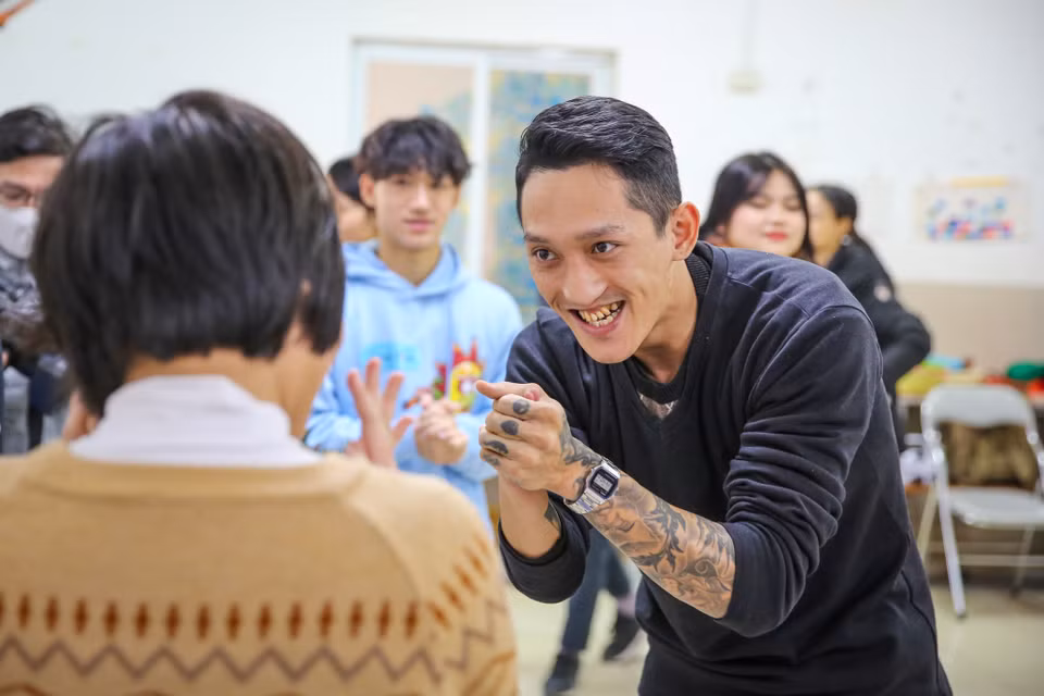 ‘Khi tiếp xúc và dạy nhảy cho các bạn, mình thấy các bạn tiếp thu cũng khá tốt, có bạn rất hào hứng với vũ đạo’ – anh Vũ Quang chia sẻ. (Ảnh: Minh Sơn/Vietnam+)