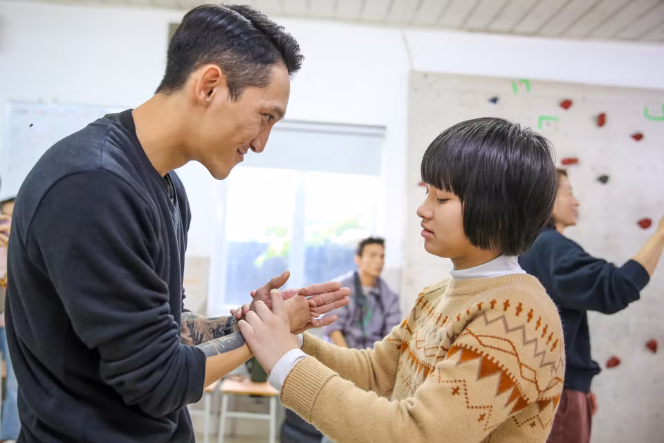 Anh Vũ Quang, người trực tiếp dạy nhảy cho các bạn nhỏ chia sẻ, đây là lần đầu anh dạy nhảy cho trẻ tự kỷ nên có rất nhiều cảm xúc. ‘Trước khi đến thì mình rất là căng thẳng vì chưa từng tiếp xúc với các bạn, chưa biết cách giao tiếp hay cư xử như thế nào cho đúng cách. Khi nhìn thấy các bạn thì thấy các bạn rất vui, vô tư, vui vẻ hơn cả mình nữa...’ (Ảnh: Minh Sơn/Vietnam+)