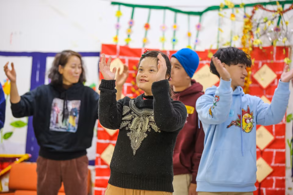 Sau khi cùng học nhảy, các bạn học sinh thuộc dự án L’ âme còn được tham gia trò chơi tập thể cùng các học viên Trung tâm. (Ảnh: Minh Sơn/Vietnam+)