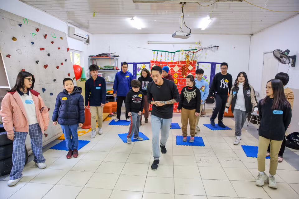80% trẻ tự kỷ ở Trung tâm Hand in Hand không có khả năng nói, do vậy nhảy là bộ môn nghệ thuật thích hợp nhất để dạy cho các bạn. (Ảnh: Minh Sơn/Vietnam+)