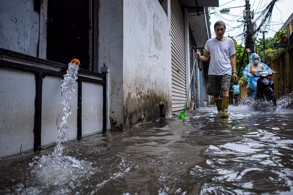 Khu vực Triều Khúc (Thanh Xuân, Hà Nội) nước vẫn chưa rút mặc dù mưa đã tạnh từ lâu. (Ảnh: Minh Hiếu/Vietnam+)