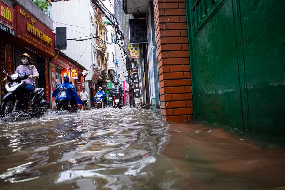 Do ảnh hưởng của hoàn lưu cơn bão số 2 gây mưa lớn kéo dài cả ngày không ngớt, nhiều tuyến phố ở Hà Nội ngập trong biển nước, thậm chí tình trạng này kéo dài cả đêm. (Ảnh: Minh Hiếu/Vietnam+)