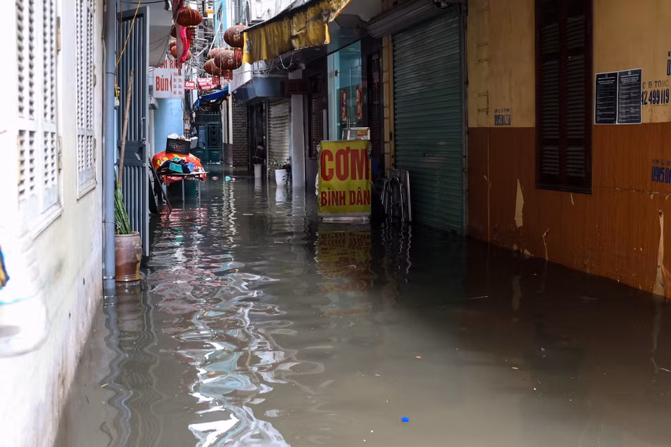 Nước ngập tràn vào các con ngõ nhỏ trên phố Ngọc Lâm. (Ảnh: Minh Hiếu/Vietnam+)