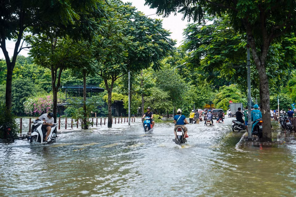 Khu vực Văn Quán (Hà Đông) người dân phải đi lại trong tình trạng ngập úng khó khăn. (Ảnh: Việt Anh/Vietnam+)