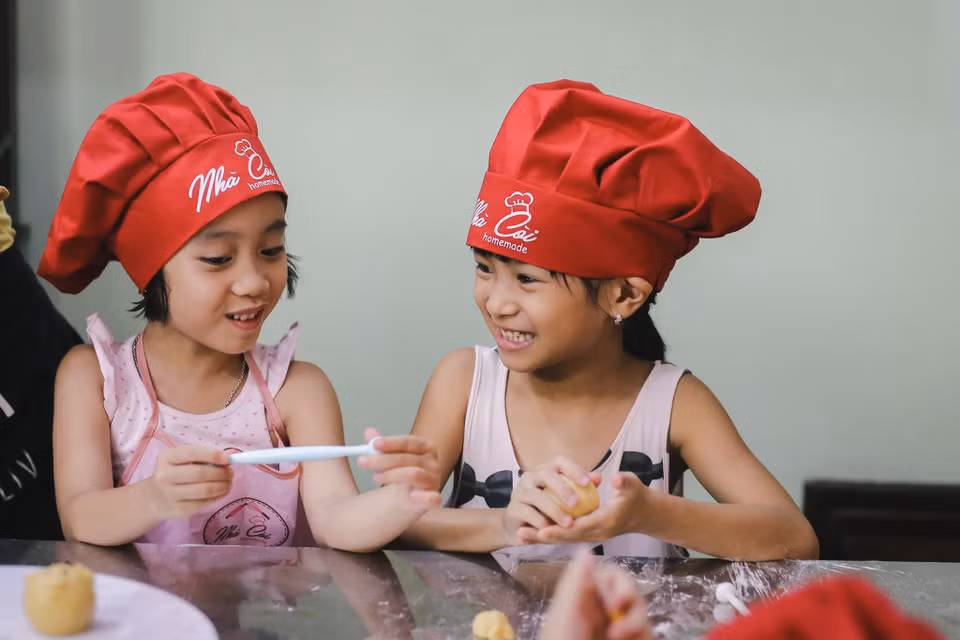 Chỉ trong vòng 3 tiếng, các bé đã có thể làm được 3 -4 loại bánh khác nhau để mang về khoe bố mẹ mình. (Ảnh: Minh Sơn/Vietnam+)