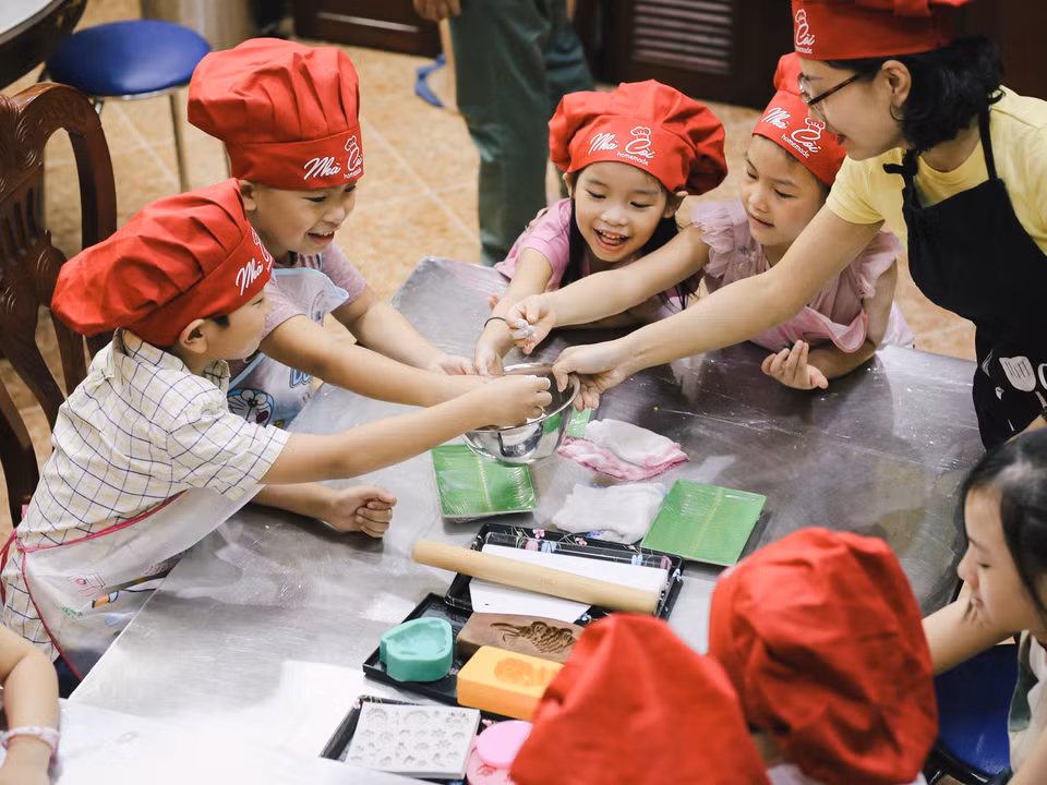Một lớp học làm bánh Trung Thu do chị Lã Thu Giang, chủ tiệm bánh 'Nhà còi' mở ra đã thu hút rất nhiều em nhỏ đăng ký. (Ảnh: Minh Sơn/Vietnam+)