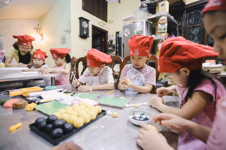 Từ lâu đã là món bánh truyền thống được sử dụng trong dịp tết Trung Thu, món bánh ngon không chỉ vì hương vị đặc trưng mà còn mang rất nhiều ý nghĩa. (Ảnh: Minh Sơn/Vietnam+)