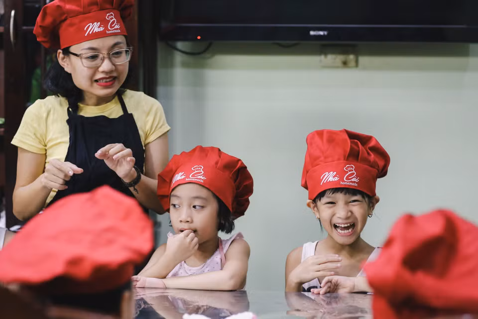 Chị Giang cho hay: 'Mình muốn chia sẻ các loại bánh phù hợp với trẻ em và tạo niềm đam mê với việc làm bánh cho trẻ, tạo thêm sân chơi, trải nghiệm cho các bạn nhỏ được thể hiện khả năng khéo léo, sáng tạo cũng như qua các lớp học làm bánh các bạn nhỏ sẽ học thêm được nhiều kỹ năng cần thiết như sự tỉ mỉ, kiên nhẫn để làm ra những chiếc bánh của riêng mình.'(Ảnh: Minh Sơn/Vietnam+)
