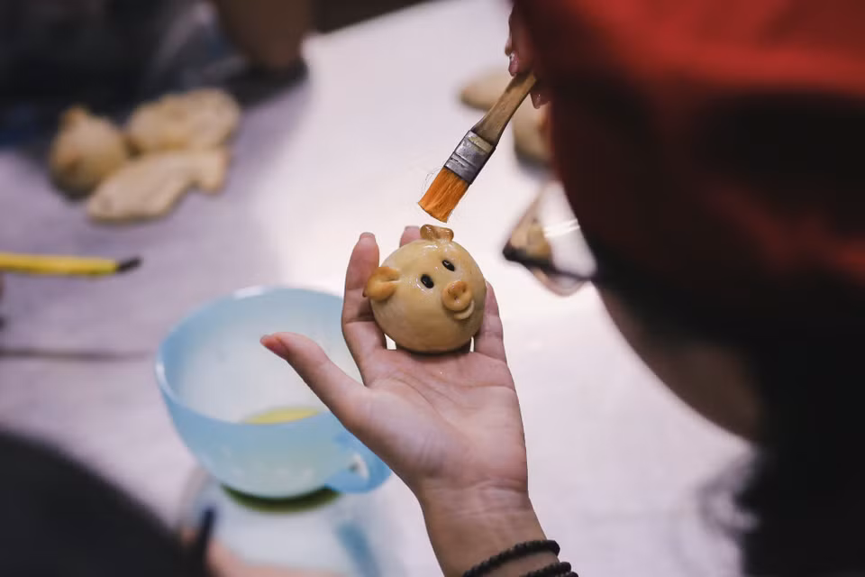 Chị Giang cũng chia sẻ thêm, không chỉ vào Trung Thu các bé mới muốn tham gia lớp bánh này mà bất cứ dịp nào trong năm khi các bé có thời gian rảnh và thu xếp được lịch thì phụ huynh lại đăng ký để các bé tham gia học bánh như một trải nghiệm ngoại khoá. (Ảnh: Minh Sơn/Vietnam+)