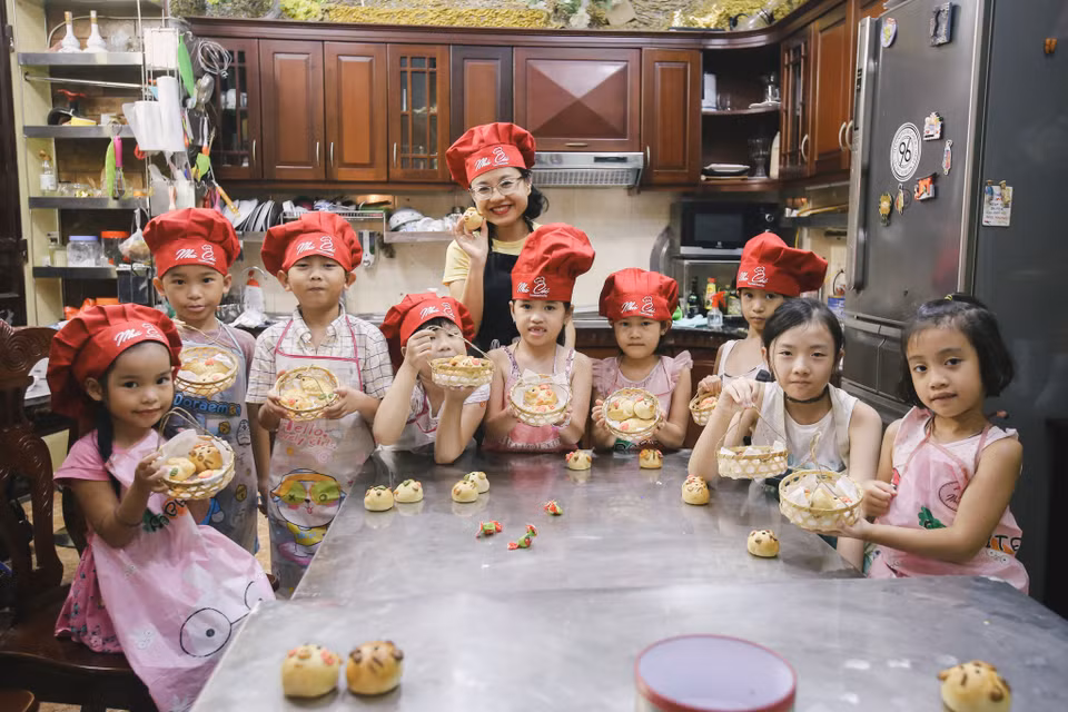 Lớp học làm bánh là nơi tạo sự kết nối giữa bé với bạn bè đồng trang lứa, tạo cơ hội cho các em rèn luyện tính kiên trì, tỉ mỉ và cẩn thận hơn. Qua việc tự tay làm bánh, các bé sẽ hiểu thêm ý nghĩa của món ăn đặc biệt trong ngày 'phá cỗ trông Trăng'. (Ảnh: Minh Sơn/Vietnam+)