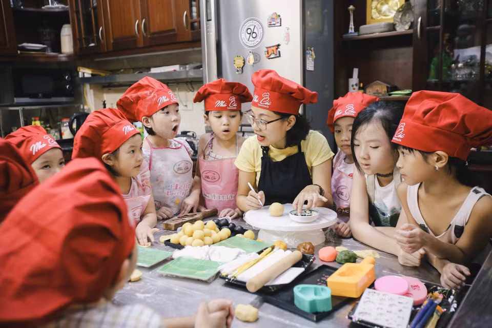 Chính vì vậy, nhiều bậc phụ huynh đã lồng ghép dạy cho trẻ những giá trị văn hóa thông qua việc cho các bé tham gia các lớp học làm bánh Trung Thu truyền thống. (Ảnh: Minh Sơn/Vietnam+)