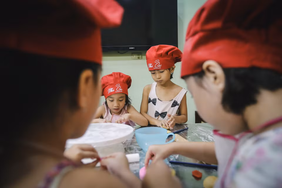Các em nhỏ sẽ được học về các nguyên vật liệu để làm ra chiếc bánh trung thu; Học cách nặn, tạo hình nhiều loại con thú như: con lợn, hổ, nhím, chó hay cách dùng khuôn để làm bánh con cá, thỏ; Được tự trang trí cho các con vật sao cho dễ thương sinh động; học và được thực hành đầy đủ các công đoạn để làm ra chiếc bánh Trung Thu. (Ảnh: Minh Sơn/Vietnam+)
