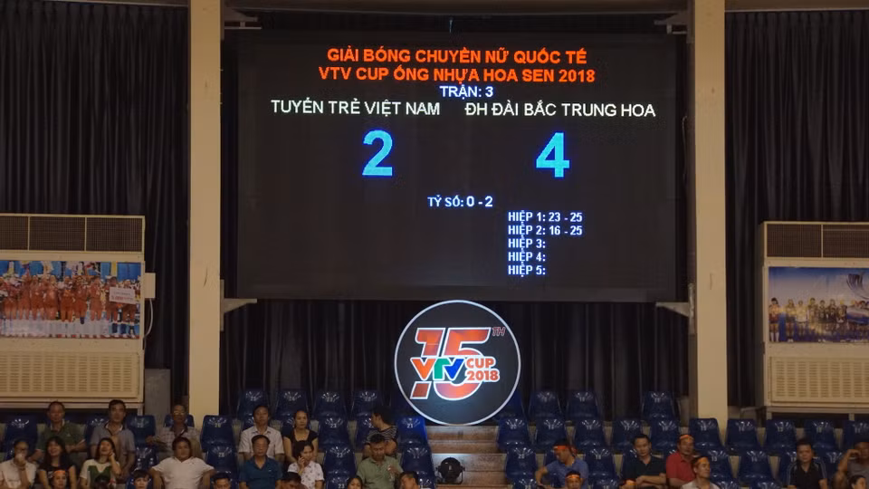 Với sức chứa 2.500 người, Nhà thi đấu Trung tâm Thể dục thể thao Hà Tĩnh không đáp ứng được hết nhu cầu người hâm mộ môn bóng chuyền tại Hà Tĩnh. (Ảnh: PV/Vietnam+)