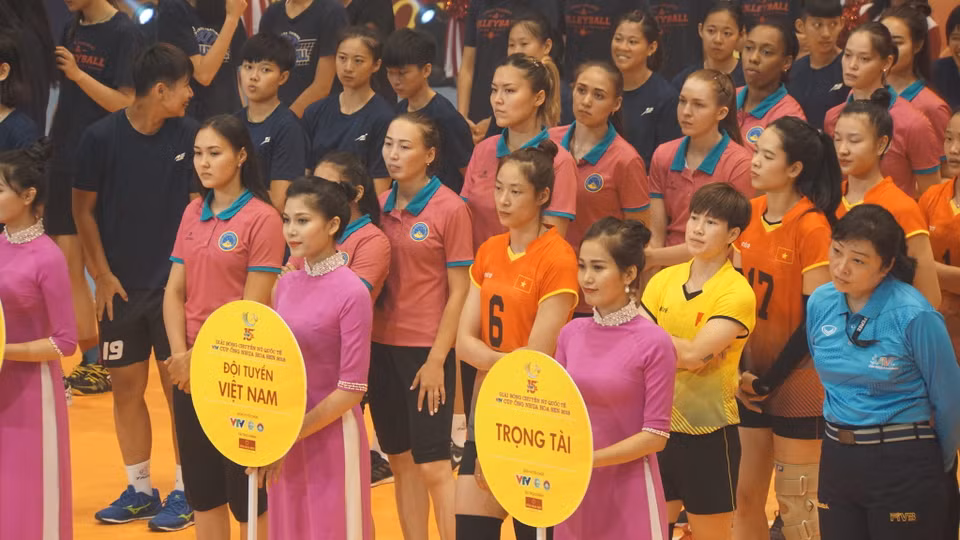 Giải Bóng chuyền nữ quốc tế VTV Cup Ống nhựa Hoa Sen năm 2018 có sự tham gia của 8 đội bóng. Lượng vé bán ra đã hết từ 8 giờ ngày 4/8 nên để phục vụ khán giả, người hâm mộ, Ban tổ chức đã truyền phát hình ảnh ra màn hình lớn ở cạnh nhà thi đấu. (Ảnh: PV/Vietnam+)