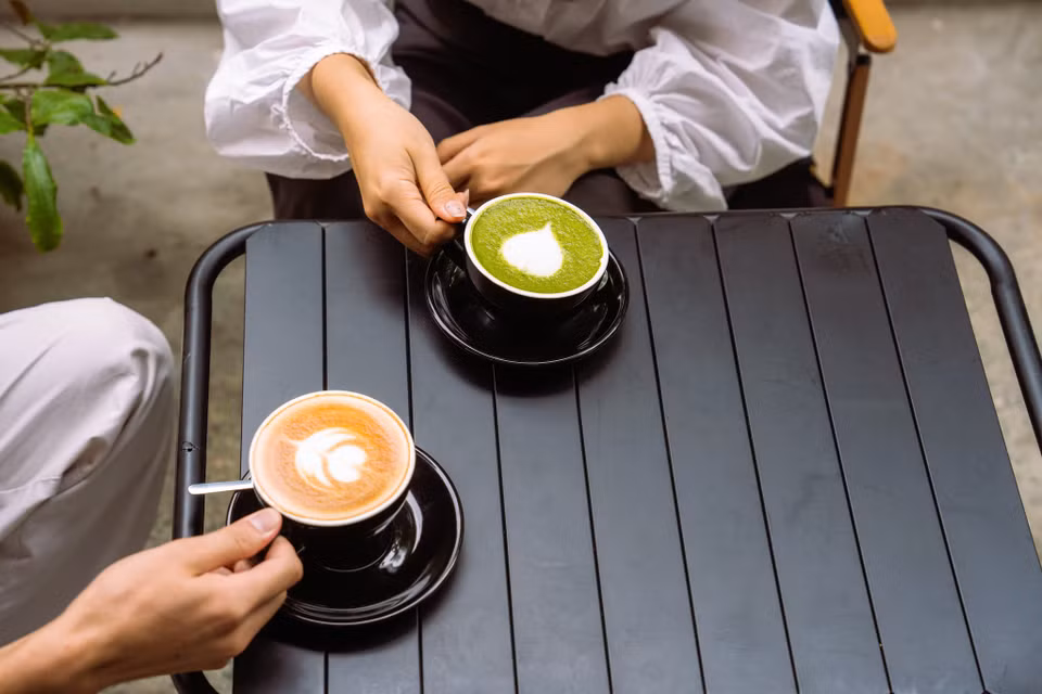 “Giống như một nghi thức của riêng mình vào mỗi sáng, tôi muốn uống một ly đồ uống nóng, thơm ngọt để tất cả hương vị thuần khiết hoàn toàn từ thiên nhiên sẽ nhẹ nhàng khơi gọi não bộ cùng trái tim thức dậy. Hậu vị ngọt thơm của hương hoa cà phê hòa quyện với với vị sữa ngọt nhẹ mang đến cảm giác thư thái, nồng ấm và hạnh phúc cho ngày mới” - một khách hàng yêu thích Latte đã chia sẻ như vậy. (Ảnh: PV/Vietnam+)