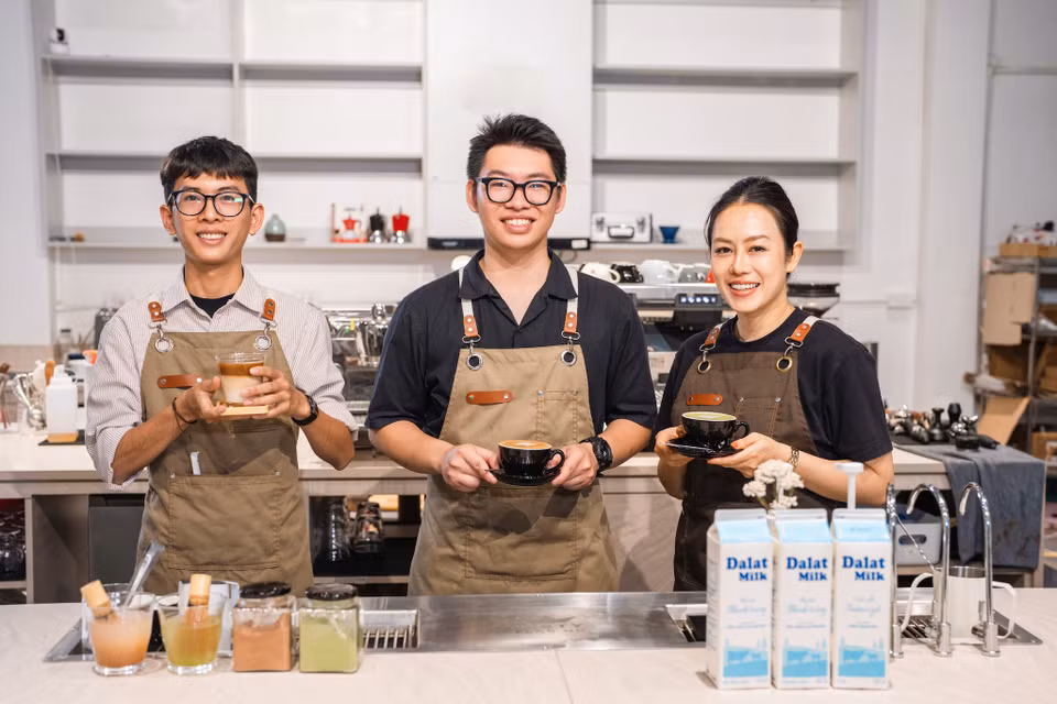 Mỗi món đồ uống với những đặc trưng khác nhau nhưng điểm chung đều sử dụng Sữa Tươi Thanh Trùng Dalatmilk như một sự kết hợp hoàn hảo, nâng tầm hương vị đồ uống, giúp khách hàng luôn ưu tiên lựa chọn quán như một địa điểm quen thuộc. (Ảnh: PV/Vietnam+)